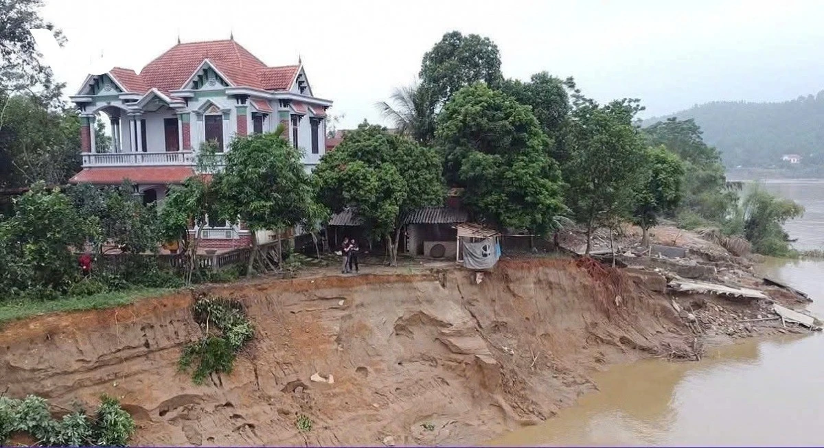 Cận cảnh sông Lô sạt lở, nhiều nhà dân chênh vênh sát mép sông