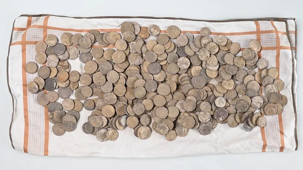 Thợ dò kim loại tìm thấy kho báu khổng lồ nhưng giấu nhẹm 8 năm