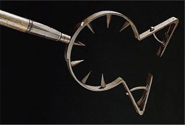 3 vũ khí Trung cổ kỳ dị khiến đối phương khiếp sợ tột độ