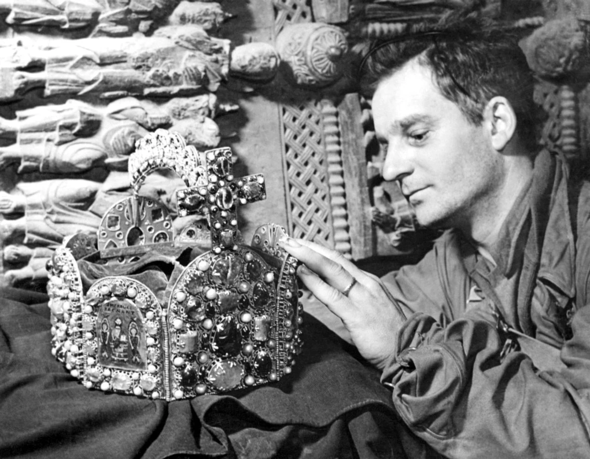 Vương miện đăng quang của Hoàng đế La Mã được tìm thấy thế nào?