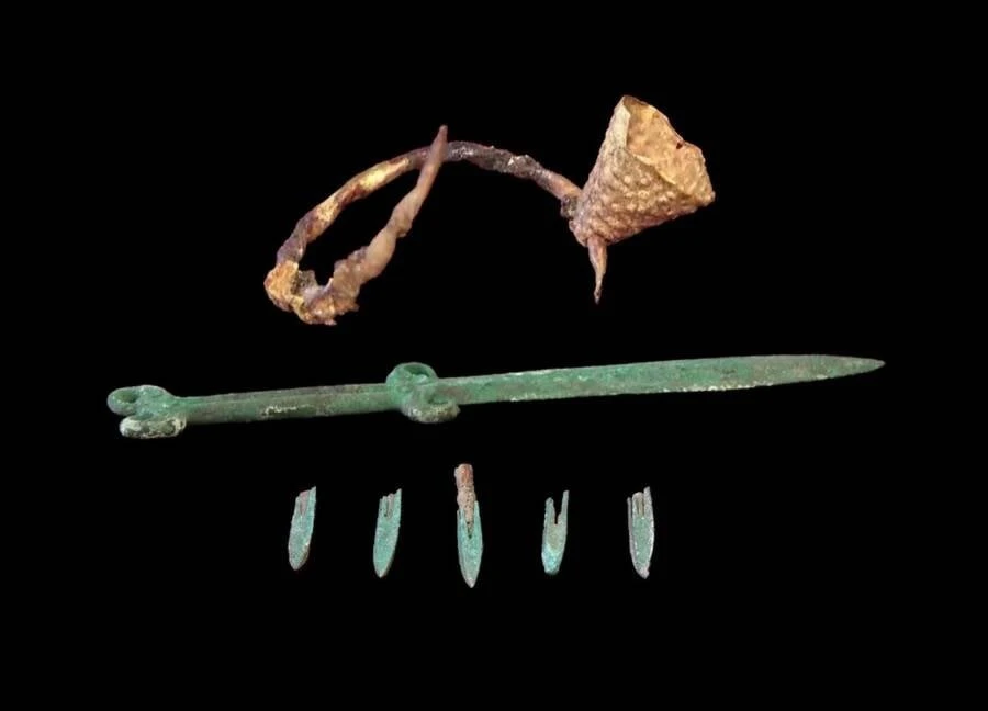 Giật mình thấy chiến binh cầm kiếm đồng 2.500 năm tuổi trong mộ cổ