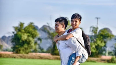 Đã 10 năm Hiếu làm “đôi chân” đưa bạn đến lớP. Ảnh: Hoàng Đông/Lao động thủ đô.