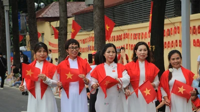 Người dân Hà Nội háo hức chờ đón lễ duyệt binh kỷ niệm 80 năm Quốc khánh