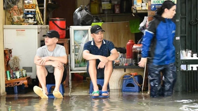 Người dân trong ngõ tại Hà Nội "oằn mình" chống ngập