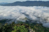 Lên đỉnh Mu Náu săn mây, ngắm trọn cao nguyên Mộc Châu