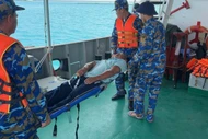 Tàu Hải quân hỗ trợ ngư dân gặp nạn tại quần đảo Trường Sa