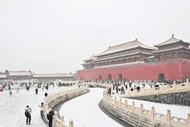 Bắc Kinh phủ trắng tuyết đầu mùa, du khách nô nức check-in di tích cổ