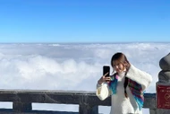 Với giới nhiếp ảnh, săn mây và đón bình minh trên đỉnh Fansipan luôn nằm trong danh sách những trải nghiệm “phải thử” ít nhất một lần. Khoảnh khắc ánh sáng đầu ngày xuyên qua mây, làm lộ ra từng lớp núi nhấp nhô của dãy Hoàng Liên Sơn mang đến cảm giác choáng ngợp, khó diễn tả bằng lời.