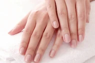 Thói quen hằng ngày giúp móng tay bớt gãy yếu, khô xước