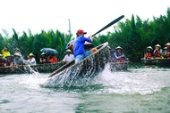 Hội An mê hoặc du khách với điệu múa thúng giữa rừng dừa trên hồ Bảy Mẫu