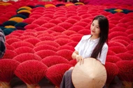 Làng hương Quảng Phú Cầu rực rỡ sắc đỏ, níu chân du khách ngoại ô Hà Nội
