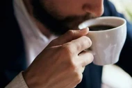 Điều gì xảy ra với cơ thể khi uống cà phê lúc bụng đói?