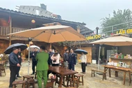Lực lượng chức năng làm việc với chủ cơ sở kinh doanh homestay/nhà hàng A Mẩy. Ảnh UBND xã Lũng Cú
