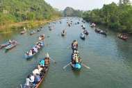 Du khách đổ về các điểm tâm linh đầu năm, tour ngắn ngày lên ngôi