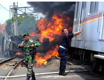 Indonesia: Tàu hỏa đâm xe chở dầu, ít nhất 10 người chết