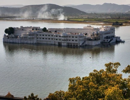 Tráng lệ lâu đài trắng nổi giữa lòng hồ Pichola 