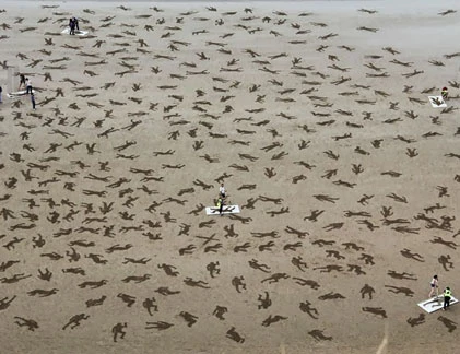 Ngắm kiệt tác 9.000 “người lính” trên bãi biển Normandy 