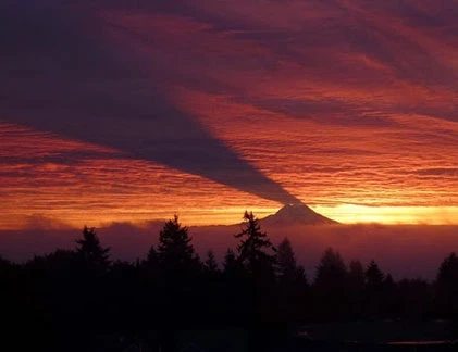 Kinh ngạc núi lửa khủng Rainier "xé toang" bầu trời ở Mỹ 