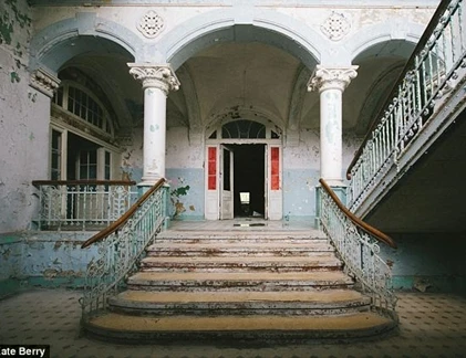 Ớn lạnh bệnh viện ma khổng lồ trị thương cho Hitler