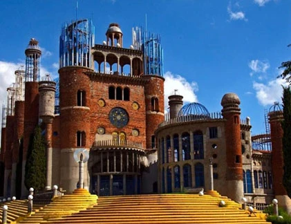 Lộng lẫy nhà thờ từ phế thải của một cựu tu sĩ