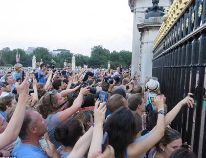 Nước Anh vỡ òa mừng vua tương lai chào đời