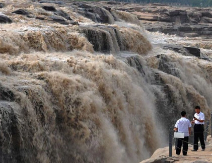 Thác Hukou “nổi cơn thịnh nộ” mùa lũ