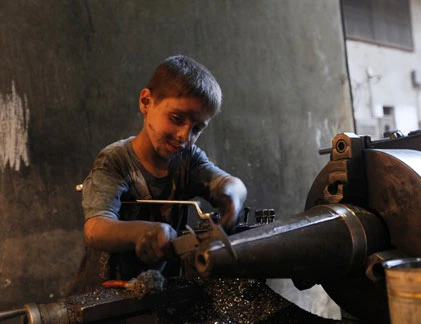 Ấn tượng bé 10 tuổi ở xưởng quân khí Syria 