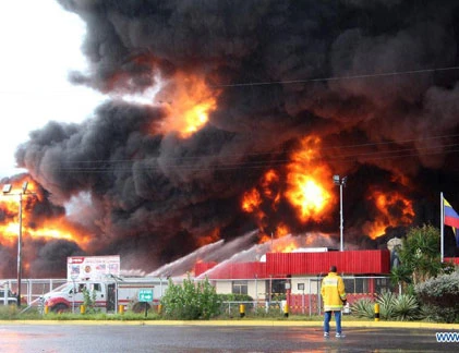 Cận cảnh nhà máy lọc dầu Venezuela biến thành quả cầu lửa