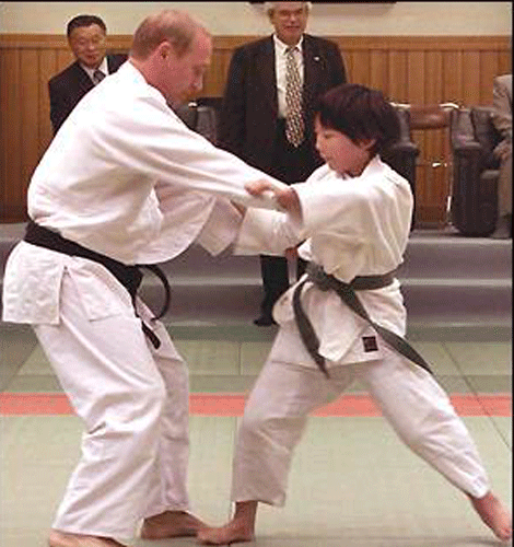 Trong ảnh, Tổng thống Nga "đọ sức" với cậu bé Natsumi Gomi trong chuyến thăm tới trung tâm Judo Kodokan ở Tokyo trong một chuyến thăm Nhật Bản.