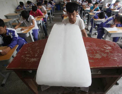 Muôn vàn kiểu chống nóng khó đỡ ở TQ