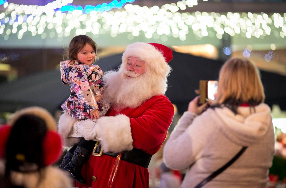 Tưng bừng không khí giáng sinh khắp thế giới