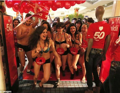 Mặc đồ lót đi săn hàng giá rẻ, miễn phí 