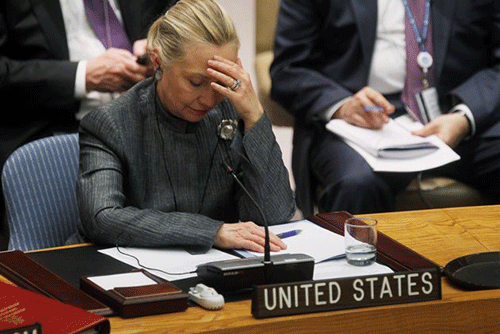 Ngày 31/1/2012 – Tại New York, Ngoại trưởng Mỹ Hillary Rodham Clinton chăm chú nghe Đại sứ Syria tại Liên Hiệp Quốc phát biểu về cuộc khủng hoảng ở nước này.