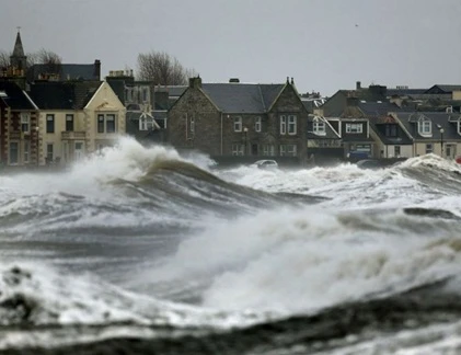 Mưa bão, lũ lụt, triều cường khổng lồ nhấn chìm nước Anh
