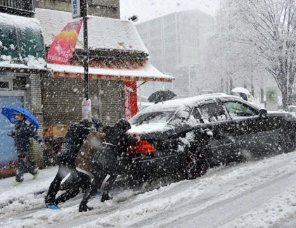 Kinh hoàng bão tuyết giết 12 người, làm rối loạn giao thông 