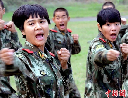 Lính nữ biên phòng 9X Trung Quốc rèn luyện