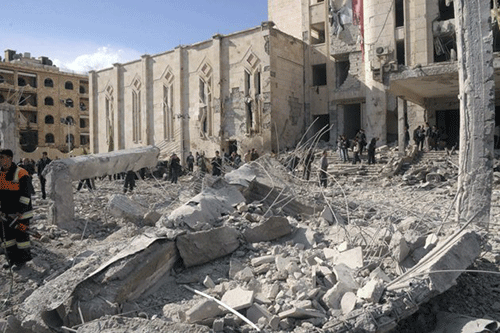 Ngày 10/2/2012- Ảnh được cơ quan thông tấn chính thức của Syria SANA đăng tải mô tả lực lượng an ninh Syria đi trên đống đổ nát của một trụ sở an ninh bị phá hủy sau một vụ nổ bom tại thành phố Aleppo.