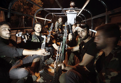 Ngày 29/7/2012 – Chiến binh Quân đội tự do Syria tại thị trấn biên giới Azaz , cách thành phố phía bắc Aleppo.