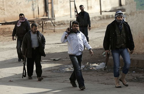 Ngày 10/3/2012 – các chiến binh Quân đội Tự do Syria tiến về vị trí chiến đấu chống lại quân đội chính phủ ở Idlib, phía Bắc Syria.