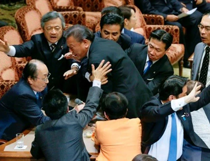 Nghị sĩ Nhật "thượng cẳng chân, hạ cẳng tay"