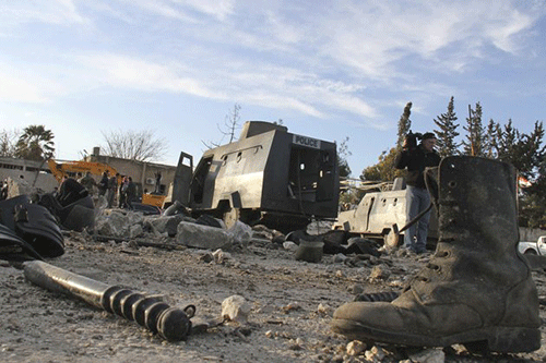 N gày 10/2/2012 – Một chiếc xe bọc thép của quân đội Syria bị phá hủy nằm chỏng chơ giữa đống đổ nát sau một cuộc đụng độ ác liệt tại thành phố Aleppo, Syria.