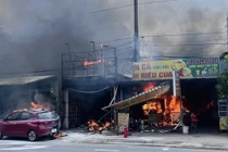 Chồng đổ xăng dọa vợ, lửa cháy thiêu rụi hai cửa hàng
