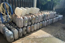 Phát hiện vụ vận chuyển hơn 13 tấn dầu ăn không rõ nguồn gốc