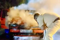  Ô tô cháy dữ dội, 2 người được CSGT cứu sống