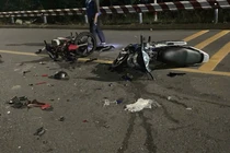 Hai xe máy tông trực diện tại cầu Bình Nhâm, ba người thương vong