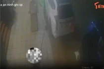 Clip ghi lại cảnh cô gái bị đâm tử vong trên vỉa hè, nghi phạm ra đầu thú