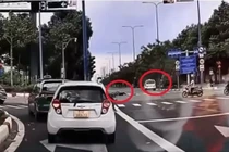 Xe cứu thương vượt đèn đỏ 52 giây rồi va chạm xe máy