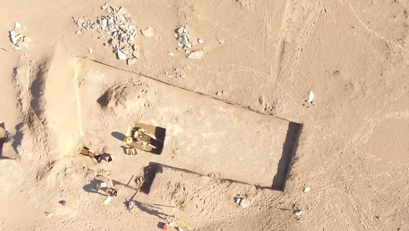 Mở mộ cổ 2.200 năm, chuyên gia phấn khích thấy iPhone “xuyên không”