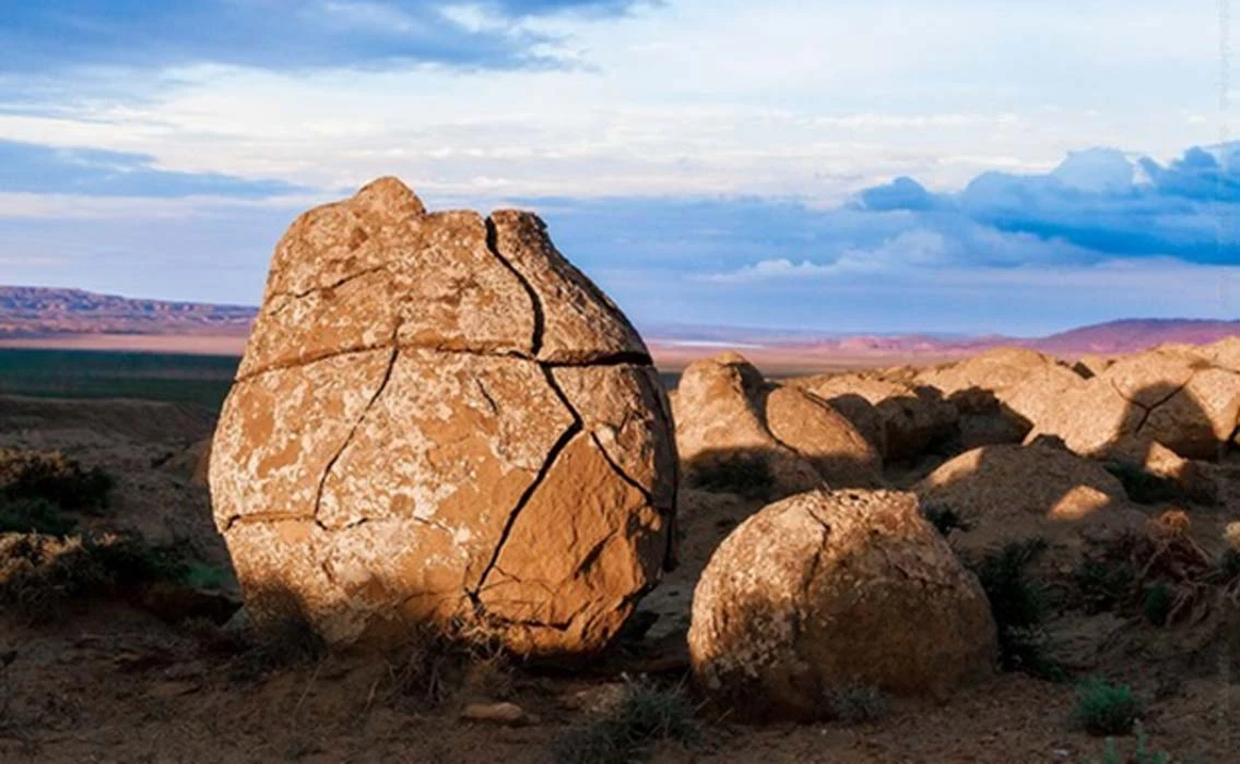 Quả cầu đá bí ẩn ở Tân Cương gây kinh ngạc giới khoa học