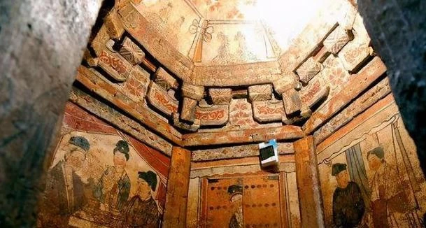 Giới khảo cổ sợ chạm tay vào 2 thứ sặc sỡ nào trong mộ cổ? 